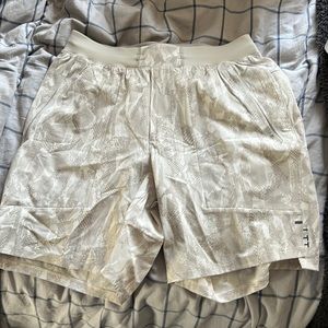 MENS lululemon shorts new with tags never been worn size medium